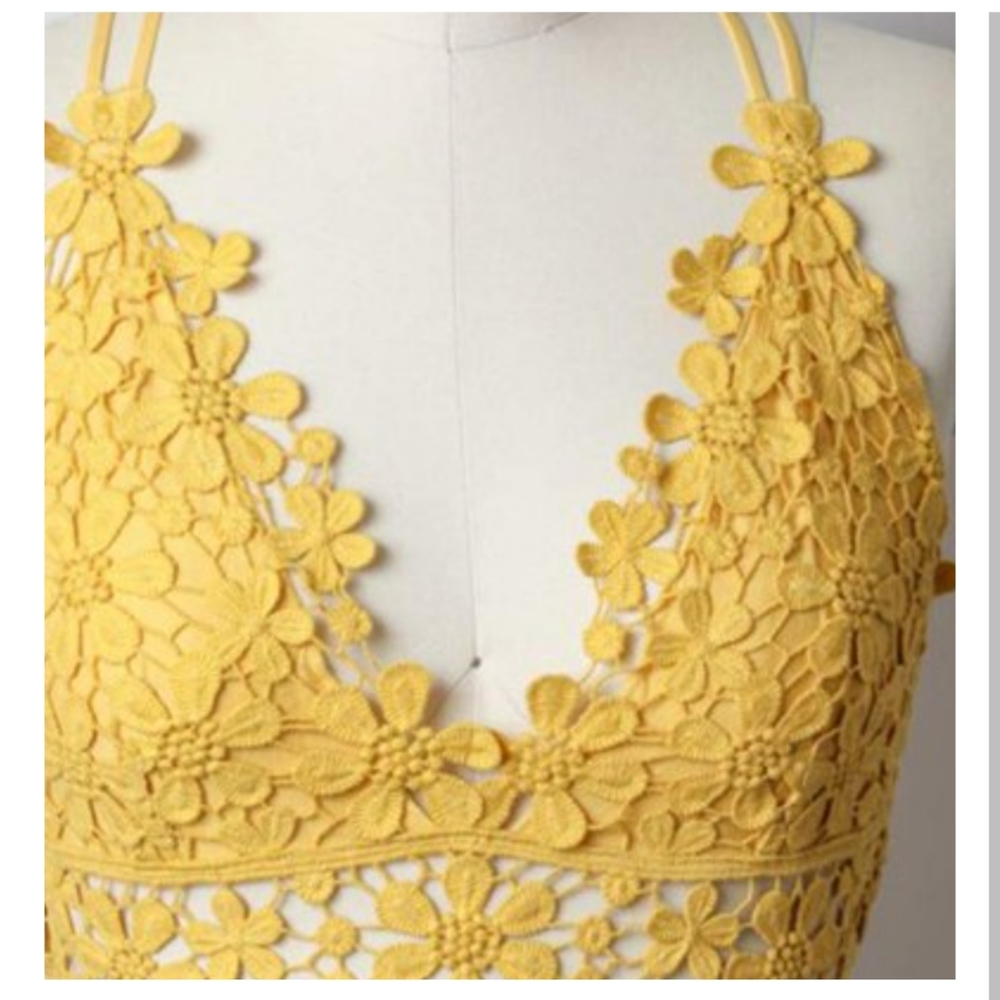 TD Collections// White Crochet Daisy Longline Bralette - Picture 3 of 10